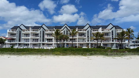 Surfers Horizons - Sunshine Coast Tourism 0