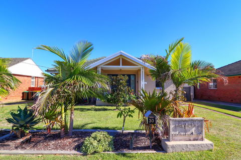 Surfside - Sunshine Coast Tourism 0