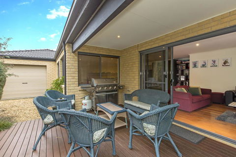 SURFSIDE GETAWAY IN PICTURESQUE INVERLOCH - Sunshine Coast Tourism 3