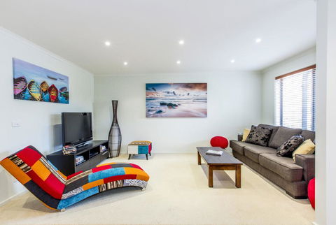 SURFSIDE GETAWAY IN PICTURESQUE INVERLOCH - Sunshine Coast Tourism 0