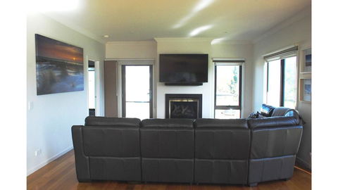 SURFSIDE LAKEVIEWS - FREE WIFI - Sunshine Coast Tourism 0