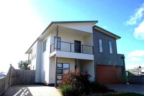 SURFSIDE LAKEVIEWS - FREE WIFI - Sunshine Coast Tourism 1