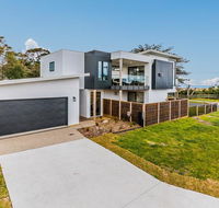 SWEEPING VIEWS - FREE WIFI  NETFLIX - PET FRIENDLY OUTSIDE ONLY - Sunshine Coast Tourism