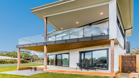SWEEPING VIEWS - FREE WIFI & NETFLIX - PET FRIENDLY (OUTSIDE ONLY) - Sunshine Coast Tourism 1