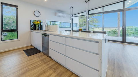 SWEEPING VIEWS - FREE WIFI & NETFLIX - PET FRIENDLY (OUTSIDE ONLY) - Sunshine Coast Tourism 3