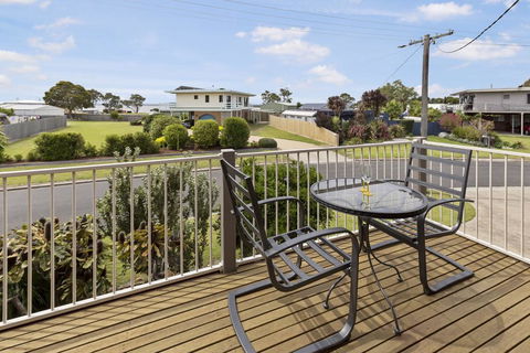 Tanjil - A Stroll From The Water In Paynesville - Holiday Sunshine Coast 1