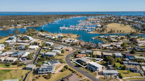 Tanjil - A Stroll From The Water In Paynesville - Holiday Sunshine Coast 0