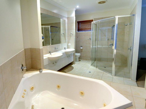 Tarcoola 41 - 5 BDRM Canal Home With Pool - Holiday Sunshine Coast 2