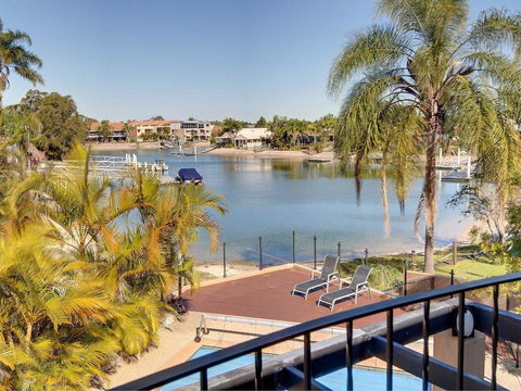 Tarcoola 41 - 5 BDRM Canal Home With Pool - Holiday Sunshine Coast 3