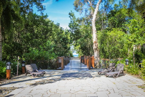 Temple 121 Modern Spacious Palm Cove 2 Brm 2 Bth Resort Apartment With Courtyard - Sunshine Coast Tourism 1
