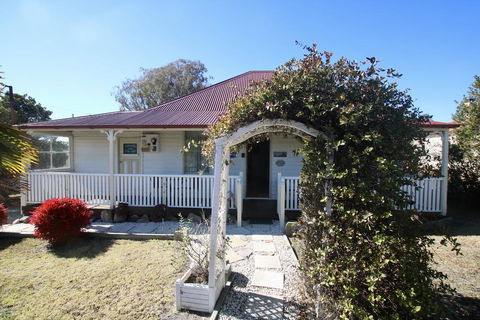Tenterfield Historic C1895 Cottage - Sunshine Coast Tourism 1