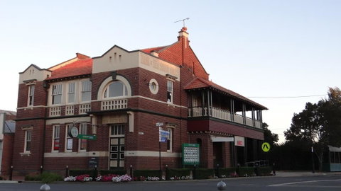 The Bank B&B West Wyalong - Holiday Sunshine Coast 0