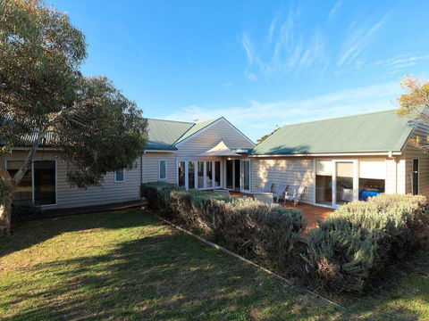 The Beach House - Quintessential Holiday House With Open Fireplace! - Holiday Sunshine Coast 3