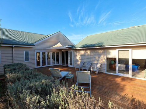 The Beach House - Quintessential Holiday House With Open Fireplace! - Holiday Sunshine Coast 2