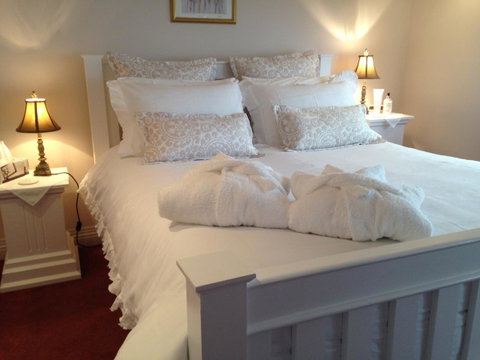 Ellie\'s Cottages - Sunshine Coast Tourism 0
