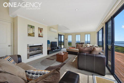 Seaspray - Sunshine Coast Tourism 6