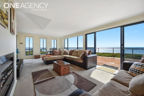 Seaspray - Sunshine Coast Tourism 0