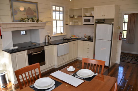 Buttons Cottage For Canyon & Rain Forest Walks With In House Dining - Holiday Sunshine Coast 20