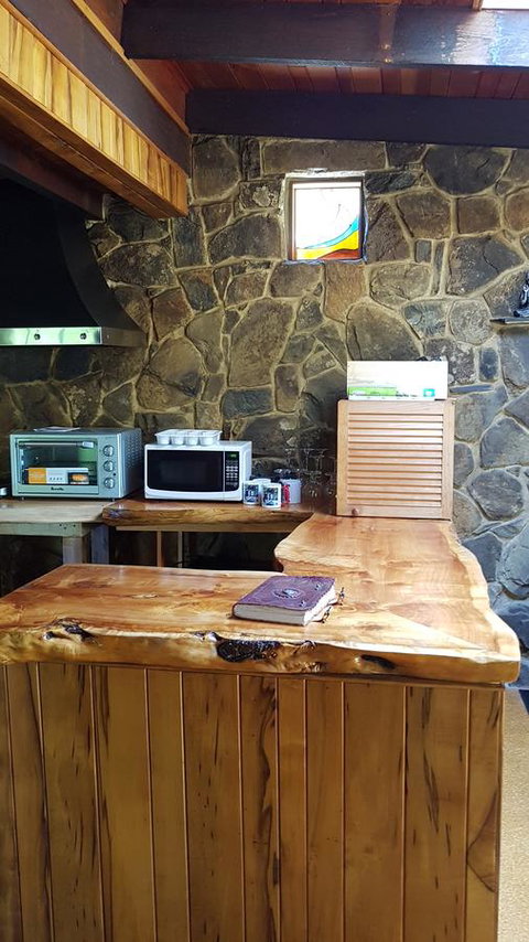 Whispering Hills Retreat - Holiday Sunshine Coast 8