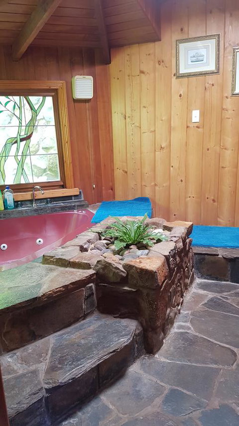 Whispering Hills Retreat - Holiday Sunshine Coast 9