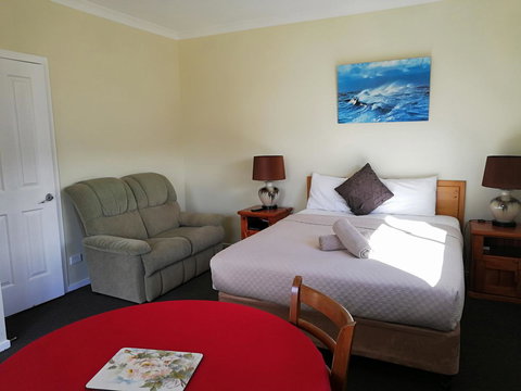 Wintersun Gardens Motel - Sunshine Coast Tourism 7