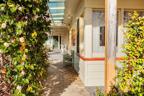 Wintersun Gardens Motel - Sunshine Coast Tourism 22