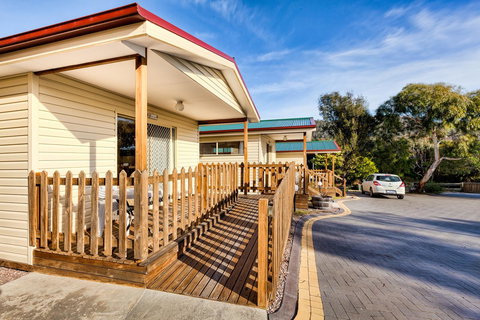 Wintersun Gardens Motel - Sunshine Coast Tourism 6