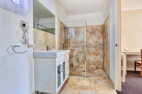 Wintersun Gardens Motel - Sunshine Coast Tourism 9