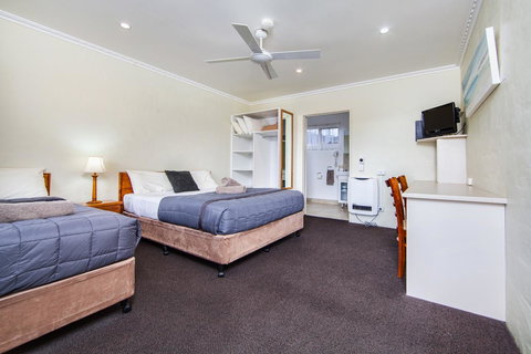 Wintersun Gardens Motel - Sunshine Coast Tourism 39
