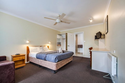 Wintersun Gardens Motel - Sunshine Coast Tourism 10