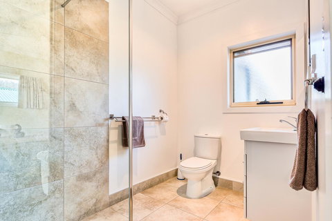 Wintersun Gardens Motel - Sunshine Coast Tourism 16