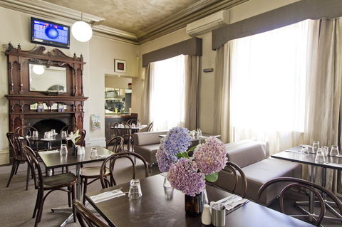 Deloraine Hotel - Sunshine Coast Tourism 5