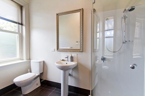 Deloraine Hotel - Sunshine Coast Tourism 25