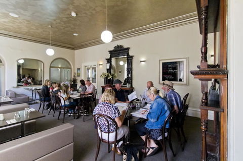 Deloraine Hotel - Sunshine Coast Tourism 10