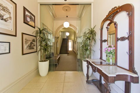 Deloraine Hotel - Sunshine Coast Tourism 3