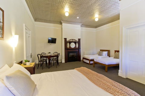 Deloraine Hotel - Sunshine Coast Tourism 1