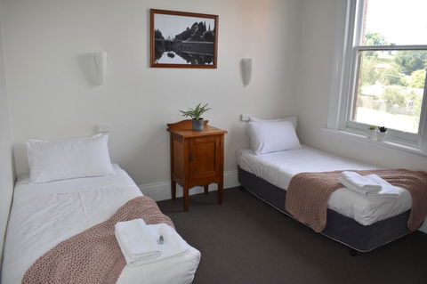 Deloraine Hotel - Sunshine Coast Tourism 8