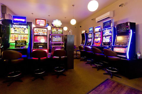 Deloraine Hotel - Sunshine Coast Tourism 17