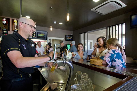 Deloraine Hotel - Sunshine Coast Tourism 12