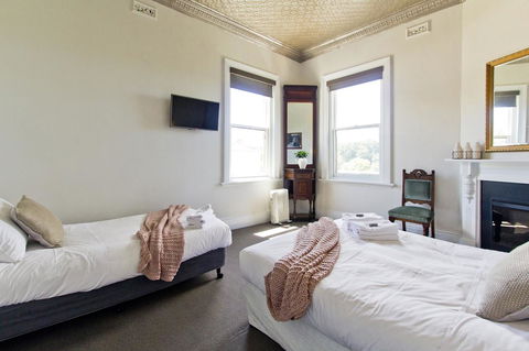 Deloraine Hotel - Sunshine Coast Tourism 21