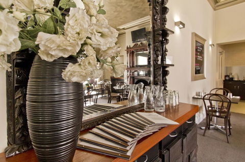 Deloraine Hotel - Sunshine Coast Tourism 29