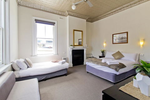 Deloraine Hotel - Sunshine Coast Tourism 22