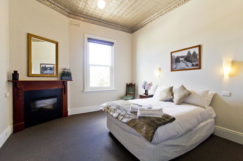 Deloraine Hotel - Sunshine Coast Tourism 6