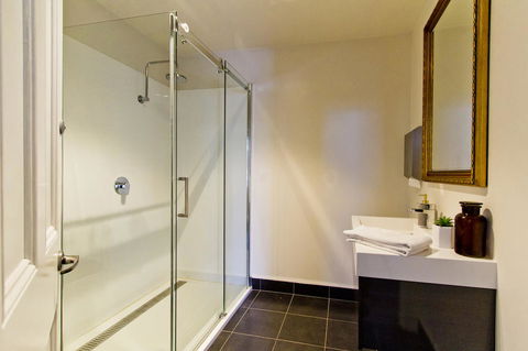 Deloraine Hotel - Sunshine Coast Tourism 7