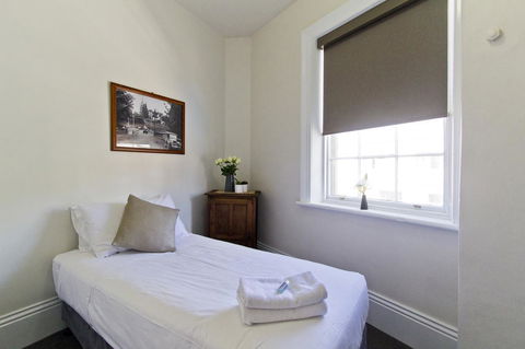 Deloraine Hotel - Sunshine Coast Tourism 24