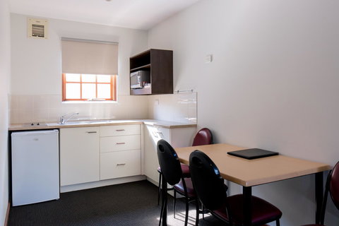 Bay Hotel Apartments - Sunshine Coast Tourism 8