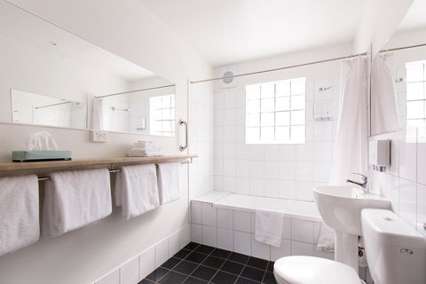 Bay Hotel Apartments - Sunshine Coast Tourism 12