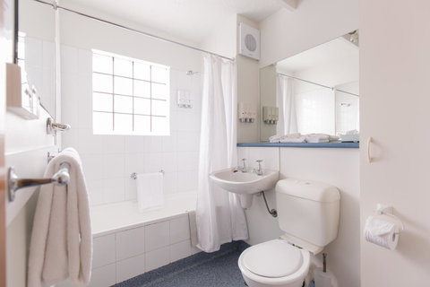 Bay Hotel Apartments - Sunshine Coast Tourism 5