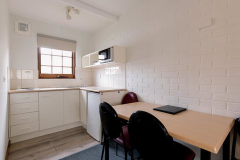 Bay Hotel Apartments - Sunshine Coast Tourism 3