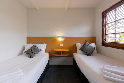 Bay Hotel Apartments - Sunshine Coast Tourism 4